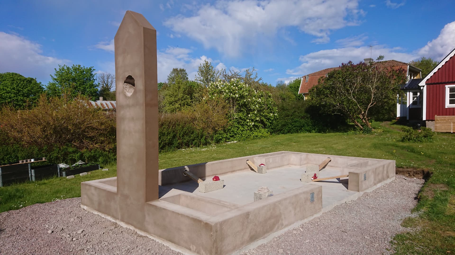 Monument från sidan — Murning