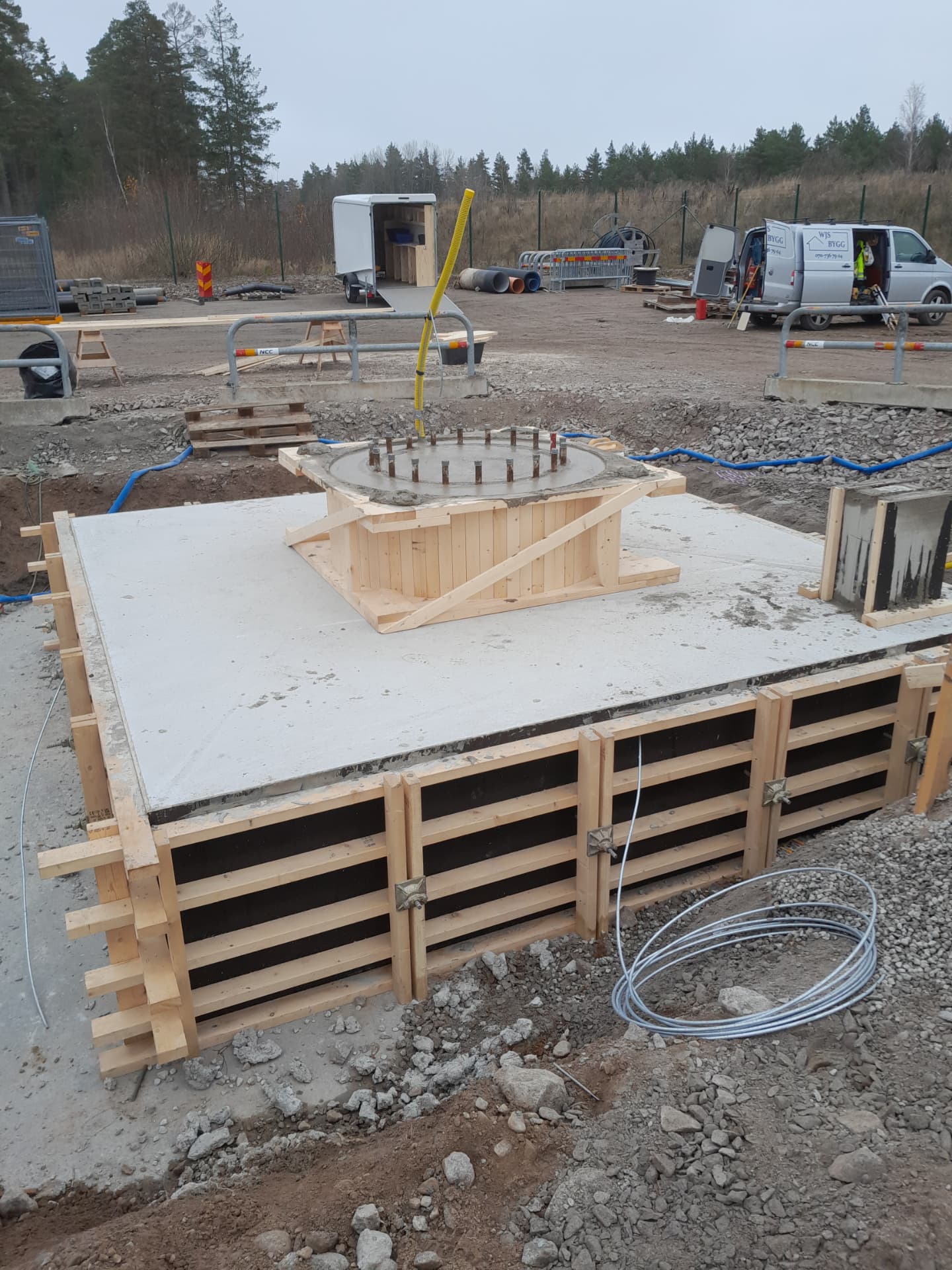Gjuten platta med formverk — Gjutning