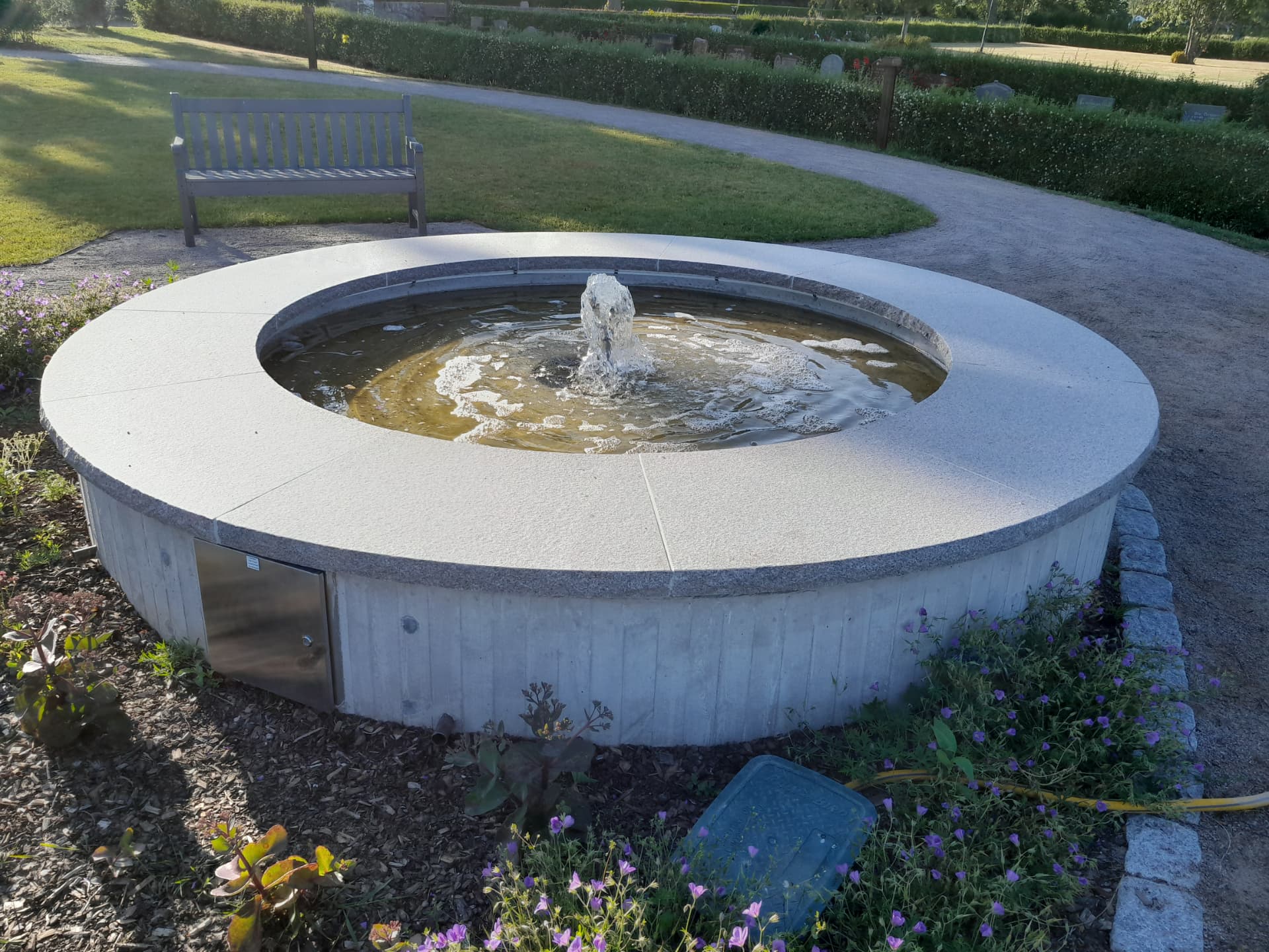 Rund betongfontän färdigställd — Gjutning
