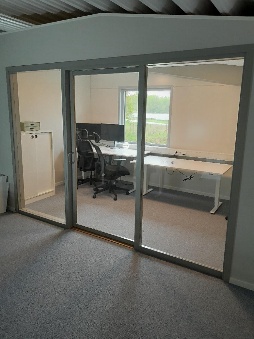 Kontor med glasade skjutdörrar — Renovering
