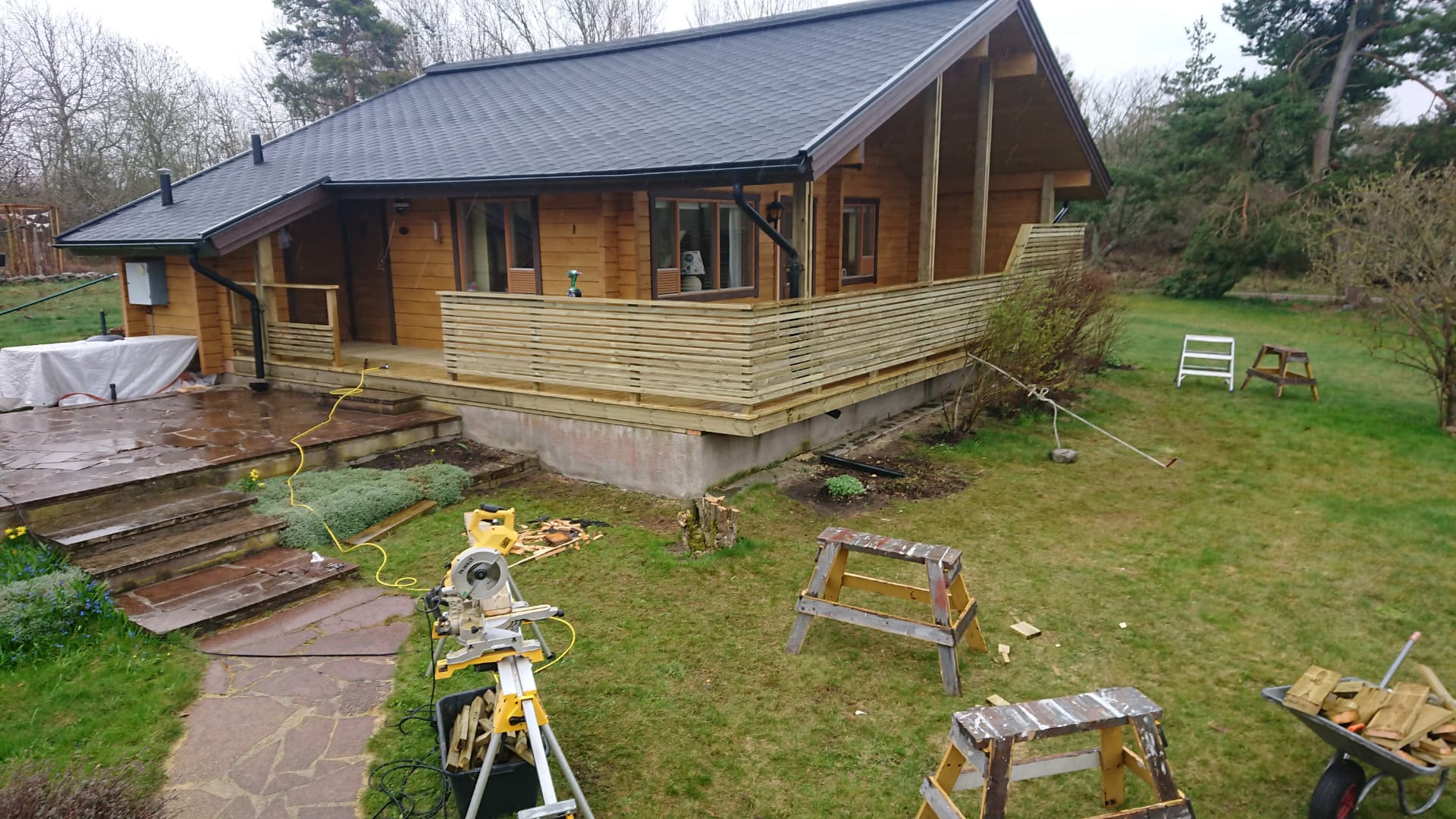 Staket vid trähus — Staket
