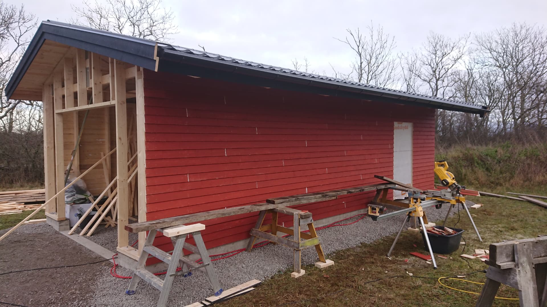 Röd tillbyggnad under arbete — Tillbyggnad