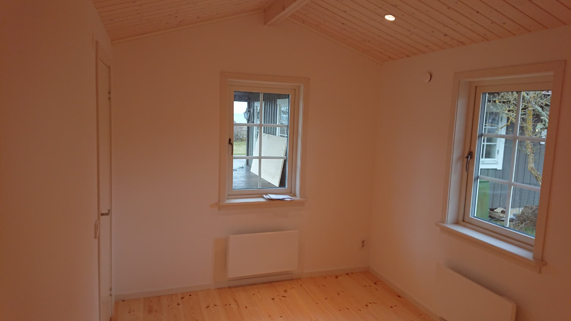 Nyrenoverat rum med fönster — Renovering