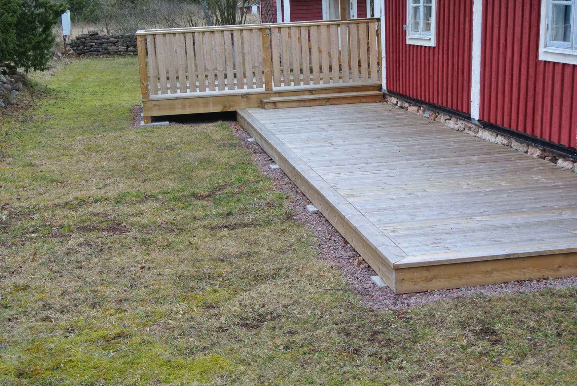 Lågt trädäck mot huset — Altaner
