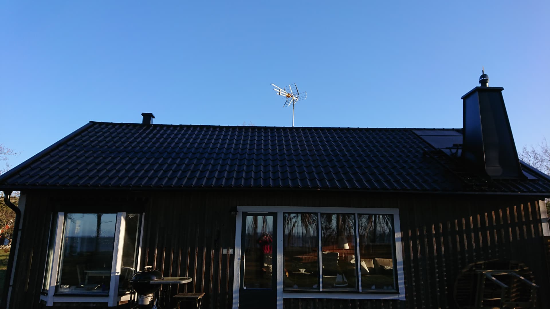 Svart tegeltak från sidan — Takbyten