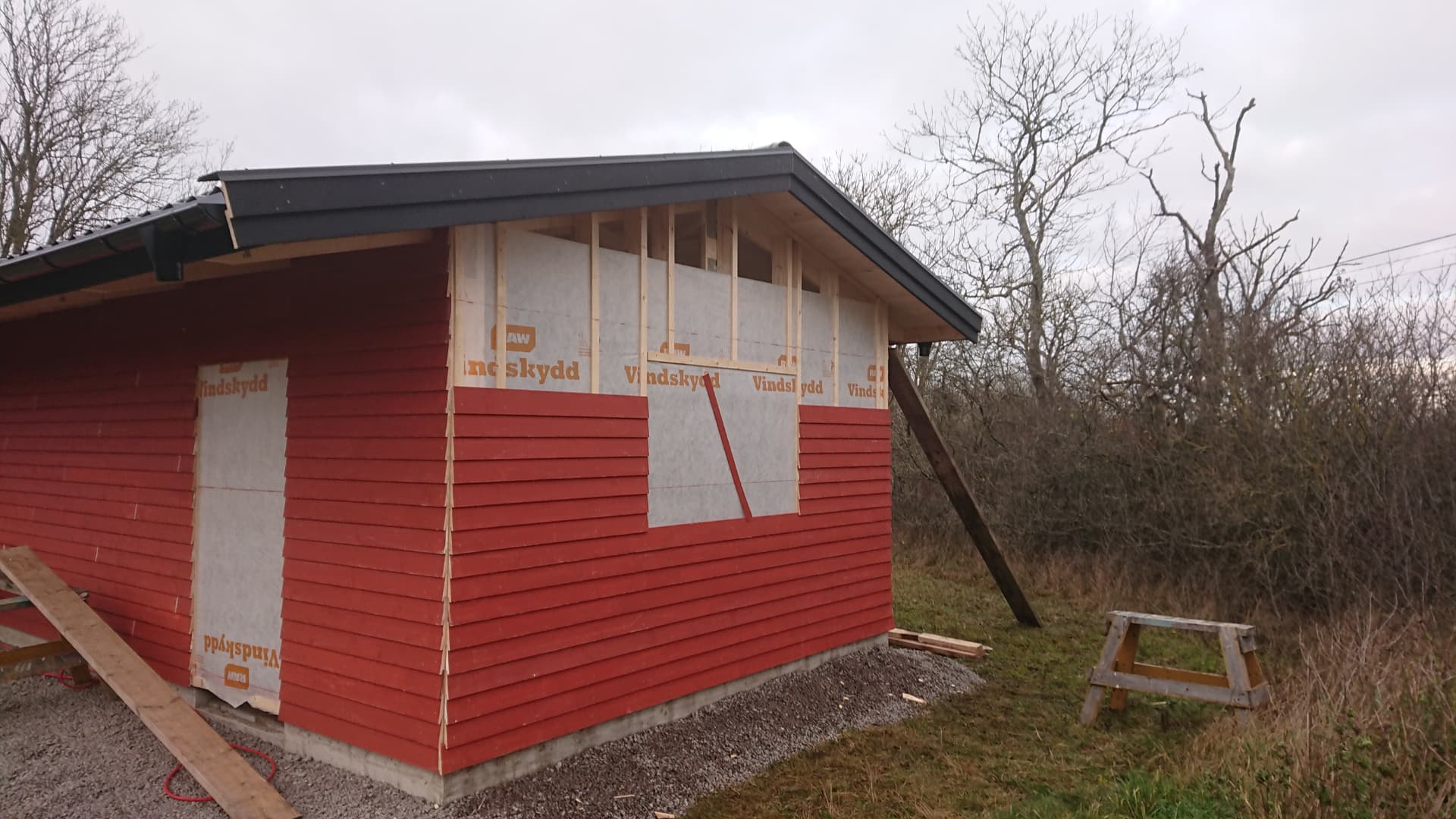 Tillbyggnad med vindskydd — Tillbyggnad