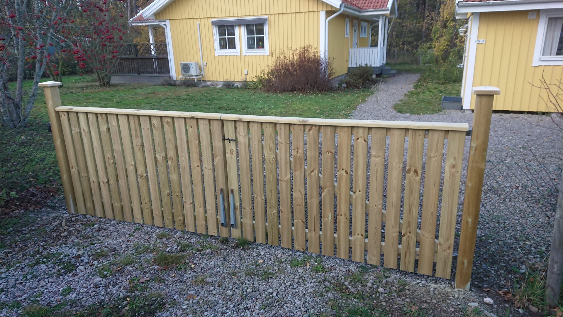 Grind i nybyggt staket — Grindar