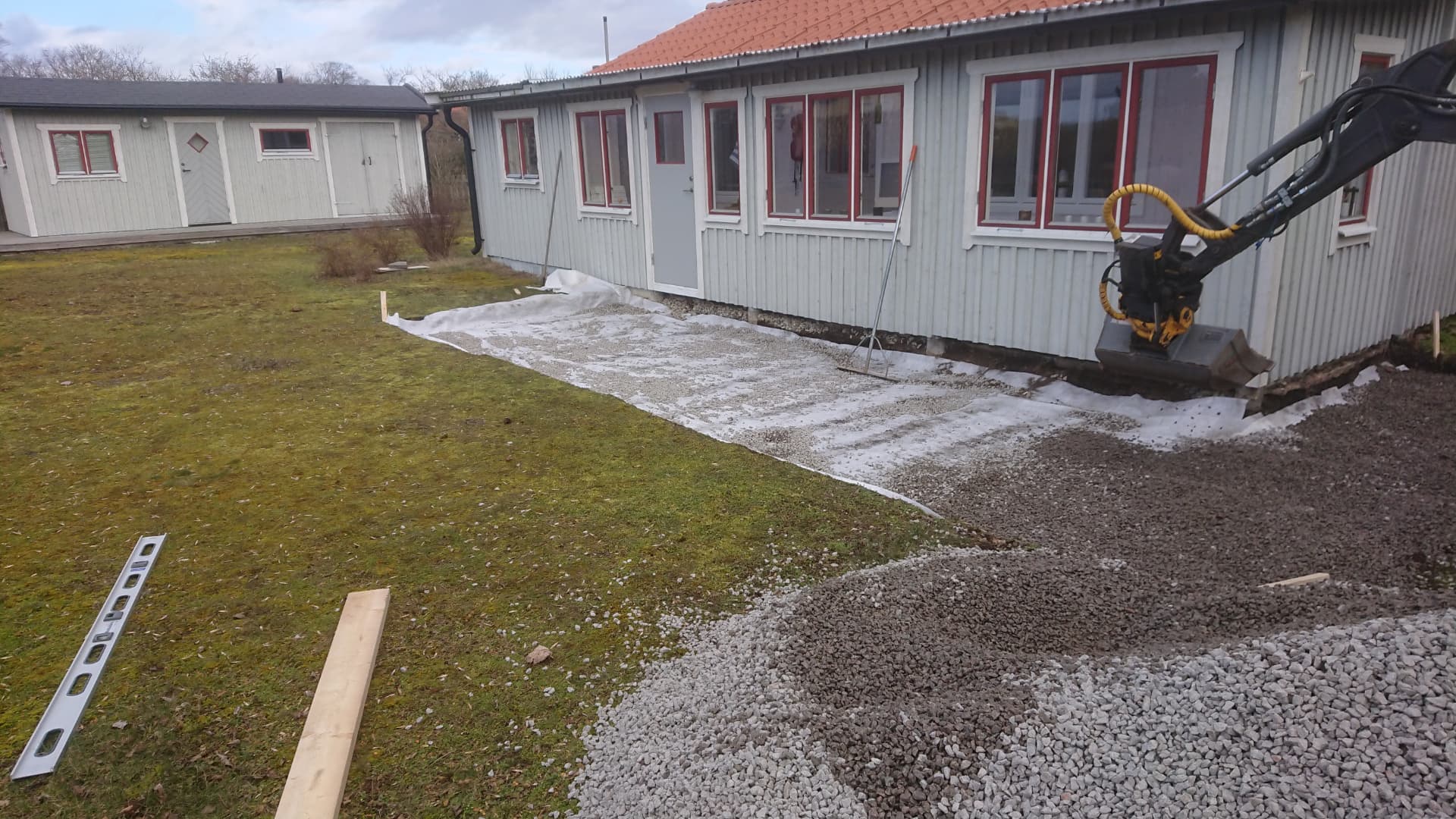 Grusning längs husfasad — Markarbeten – Stenläggningar