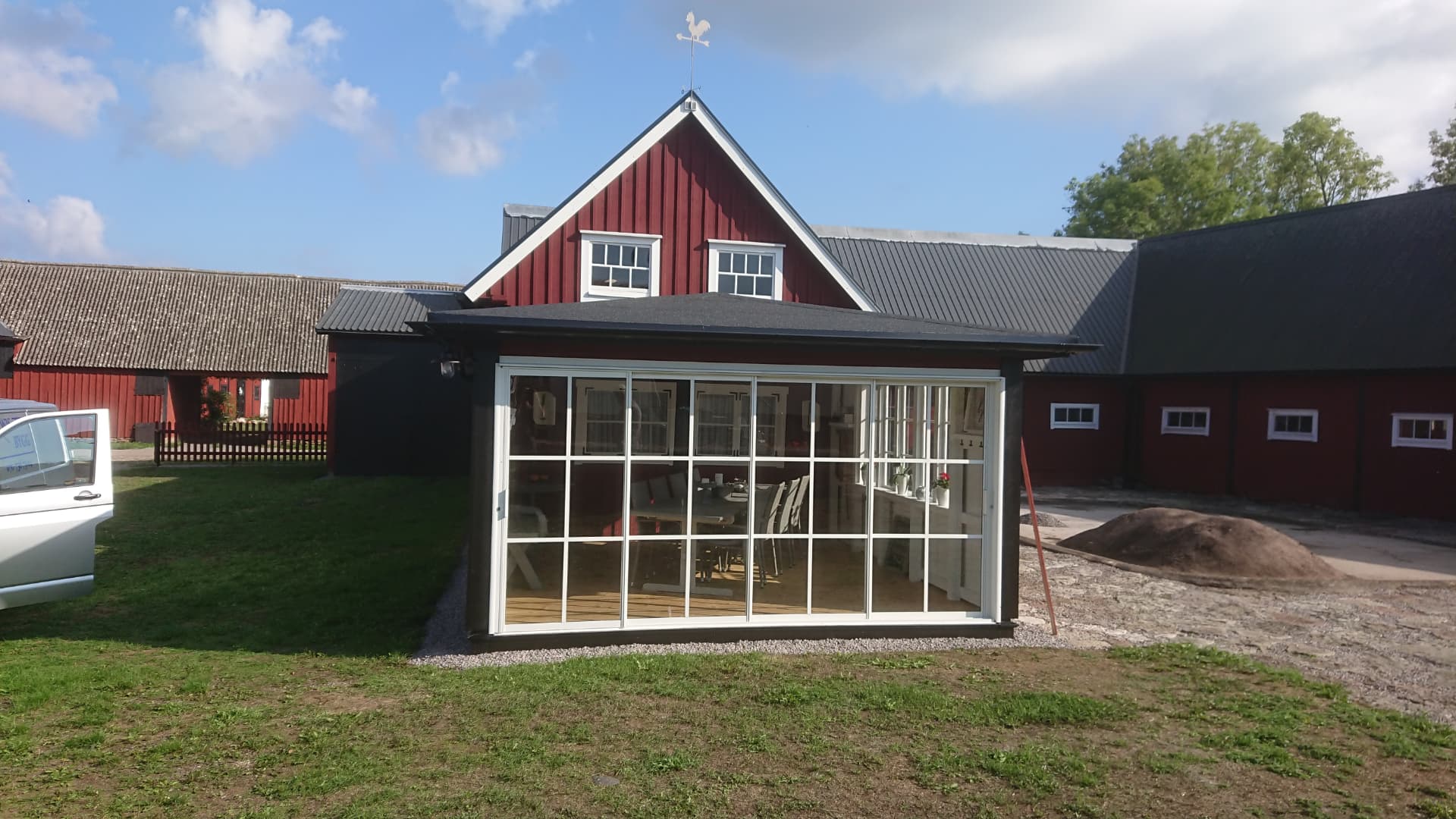 Färdig glasveranda med röd fasad — Uterum