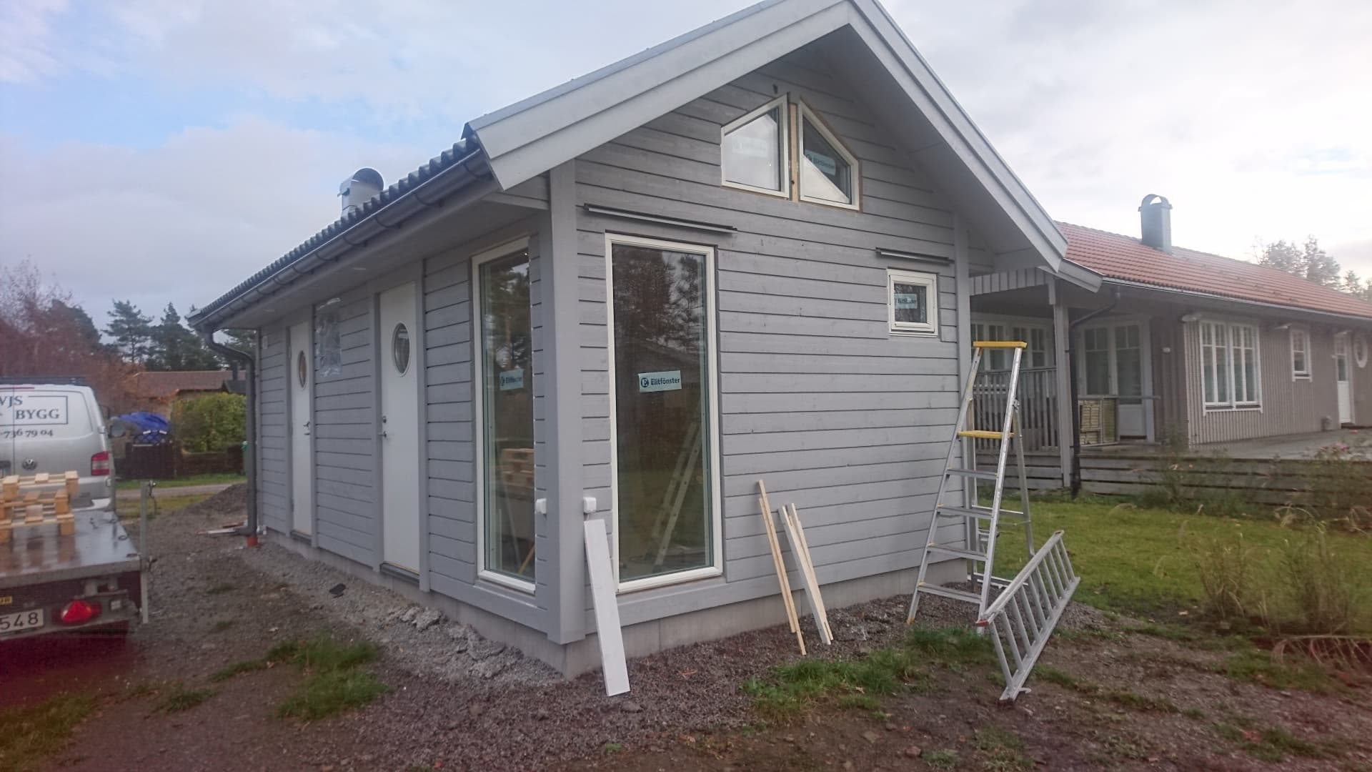 Grå tillbyggnad med fönster — Tillbyggnad