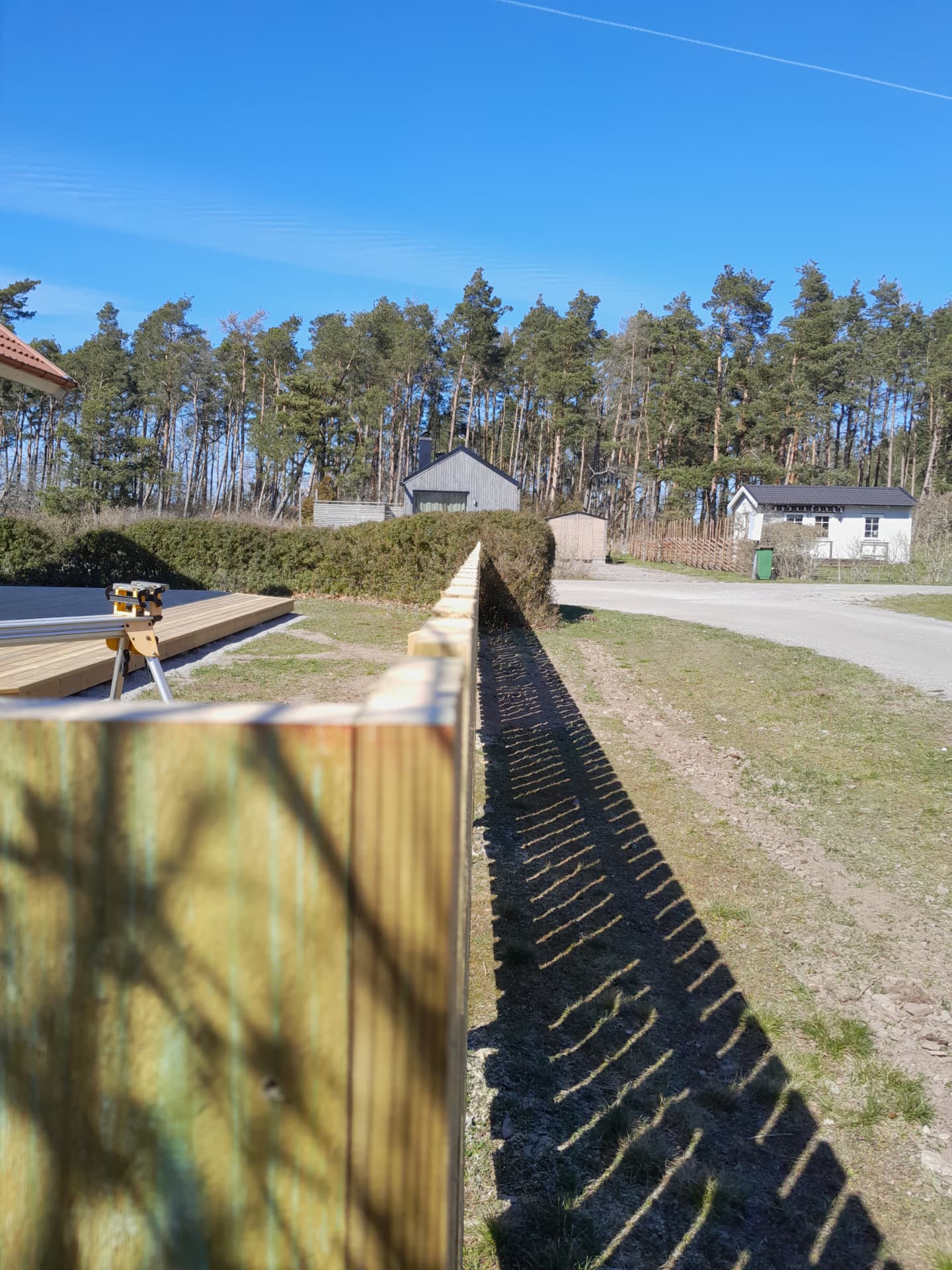 Staket längs tomtgräns — Staket