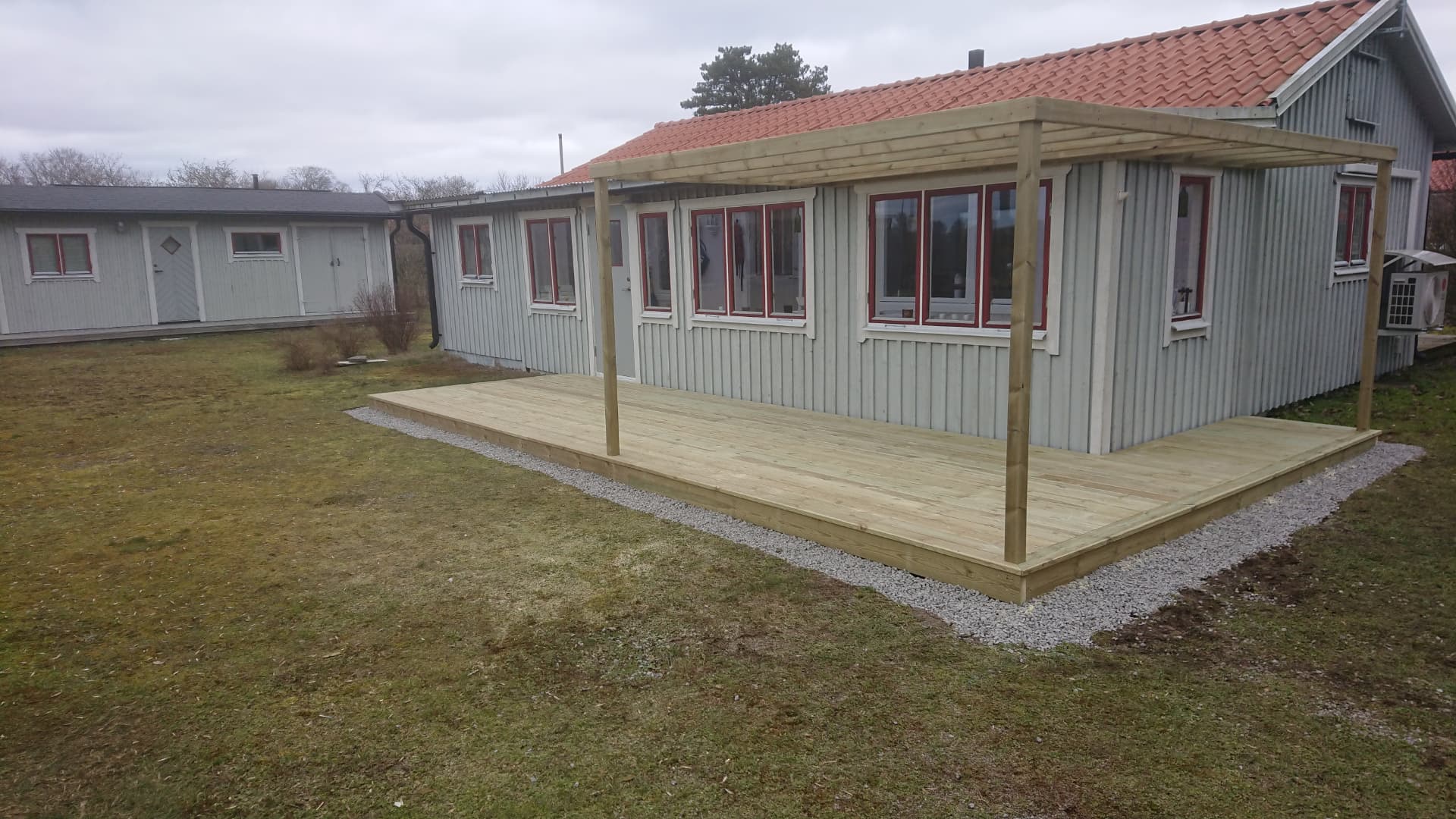 Stort trädäck med pergola — Altaner