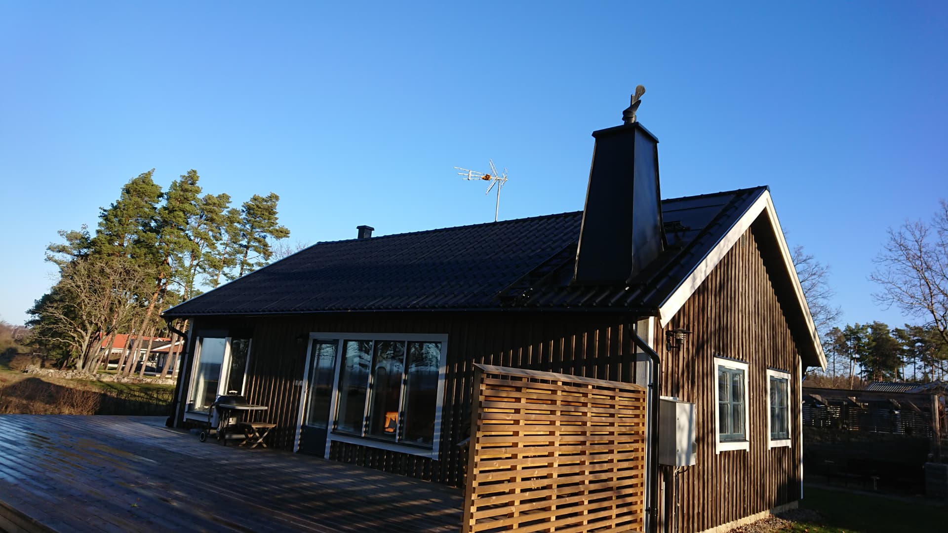 Svart tegeltak färdigställt — Takbyten