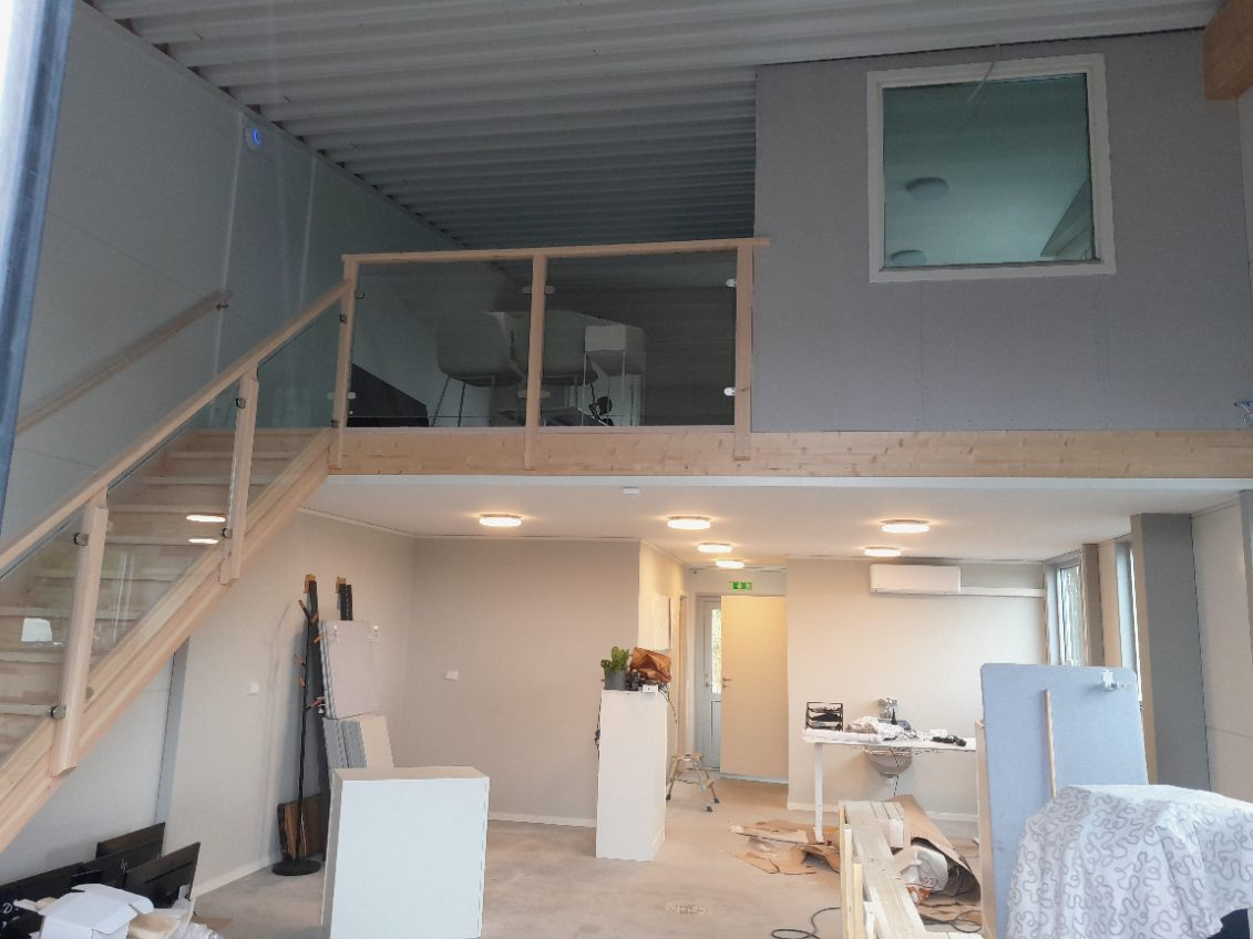 Loft med trappa och glasräcke — Renovering